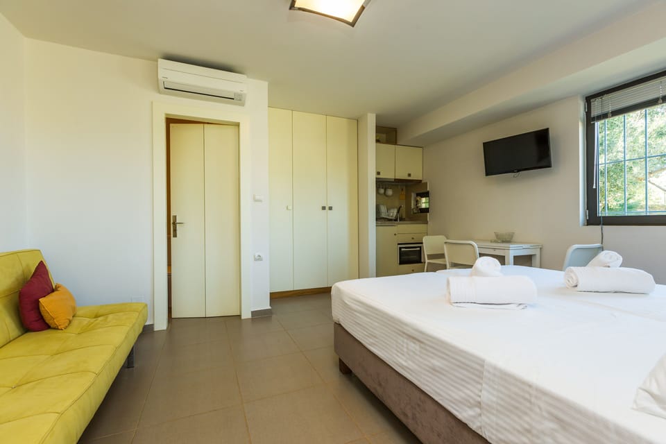 The separated fully equipped studio connected directly to the pool level