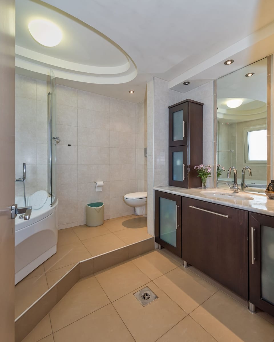 En suite bathroom of second(main) bedroom.