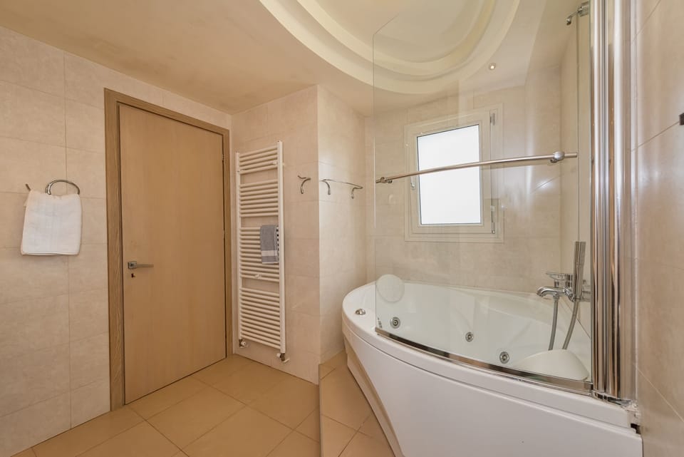 En suite bathroom of second(main) bedroom.