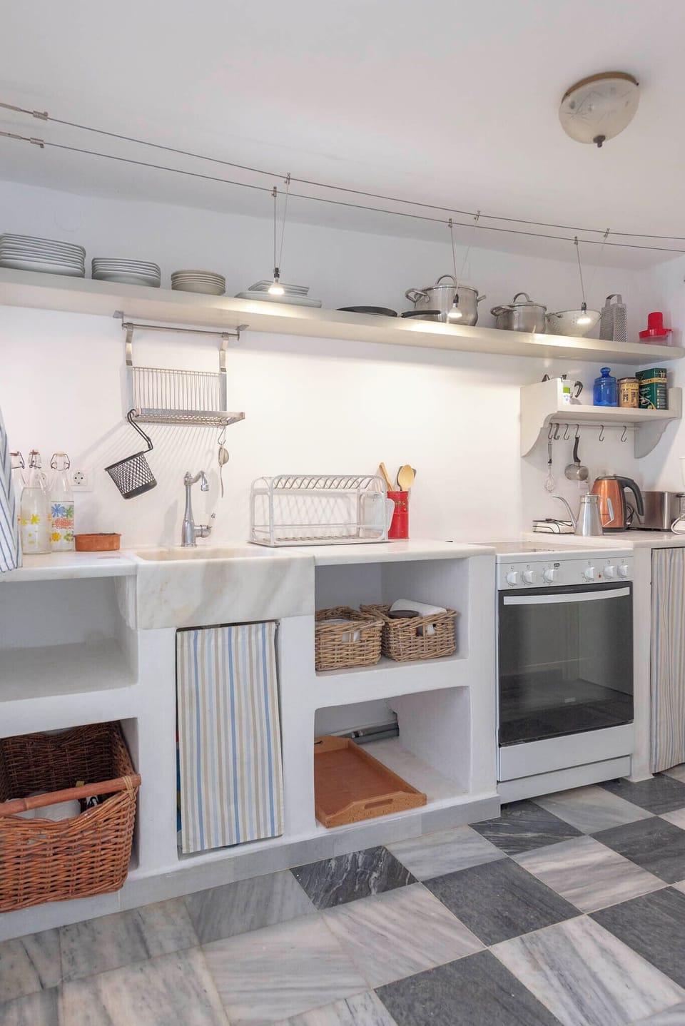 fully equipped kitchen 