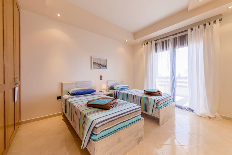 Twin bedroom on 1st floor with balcony