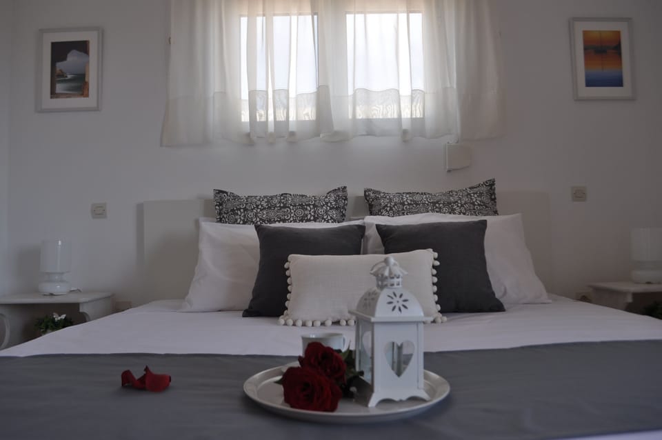 Main bedroom with Smart/Cable/Netflix TV - Air Condition/Safe Box and Mini Bar.