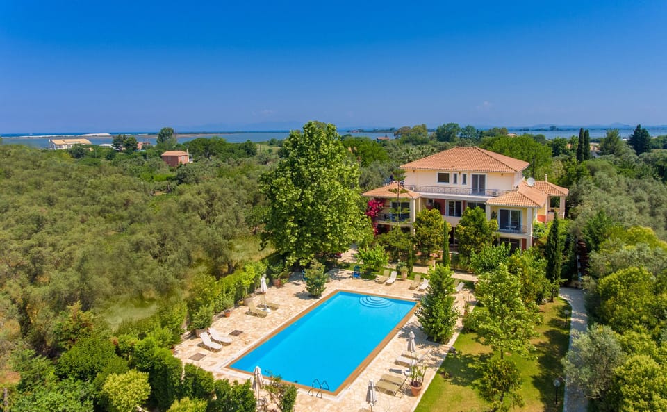 The beautiful beach of Aghios Ioannis is
also 1,300m from the appartments.
