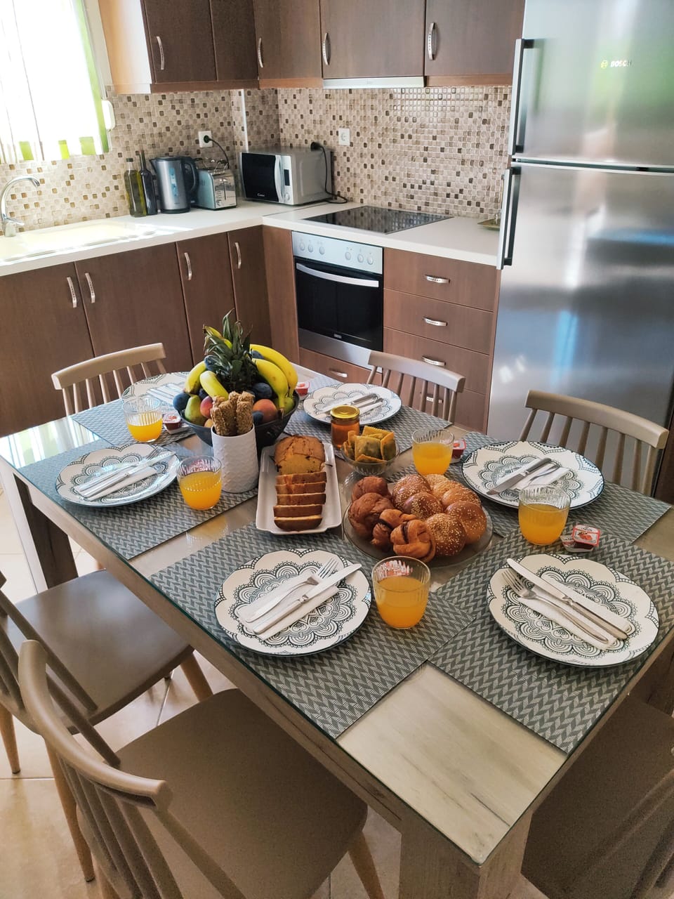 Fully equipped kitchen, having your breakfast!!