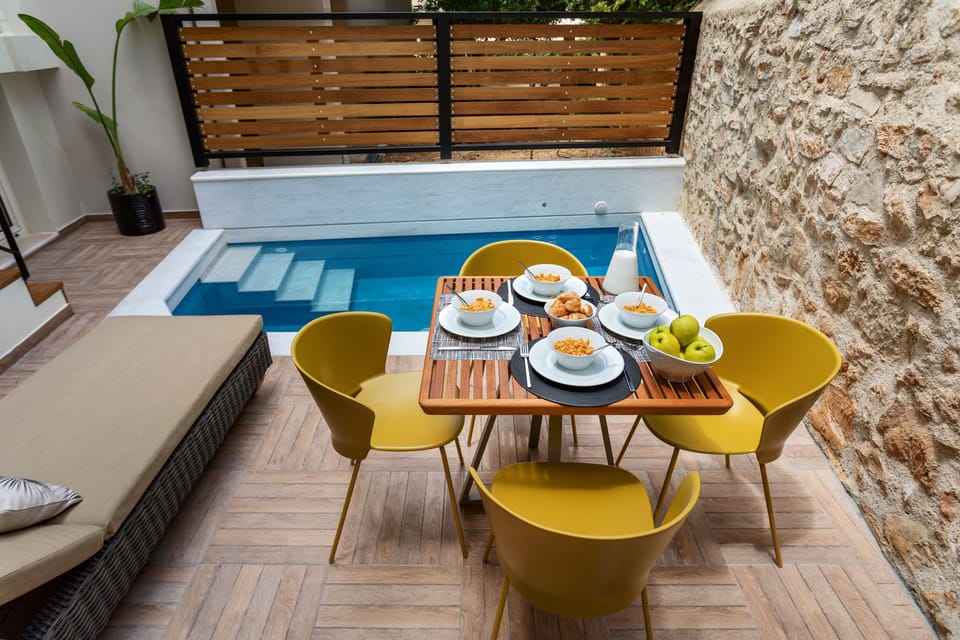  Breakfast with pool view