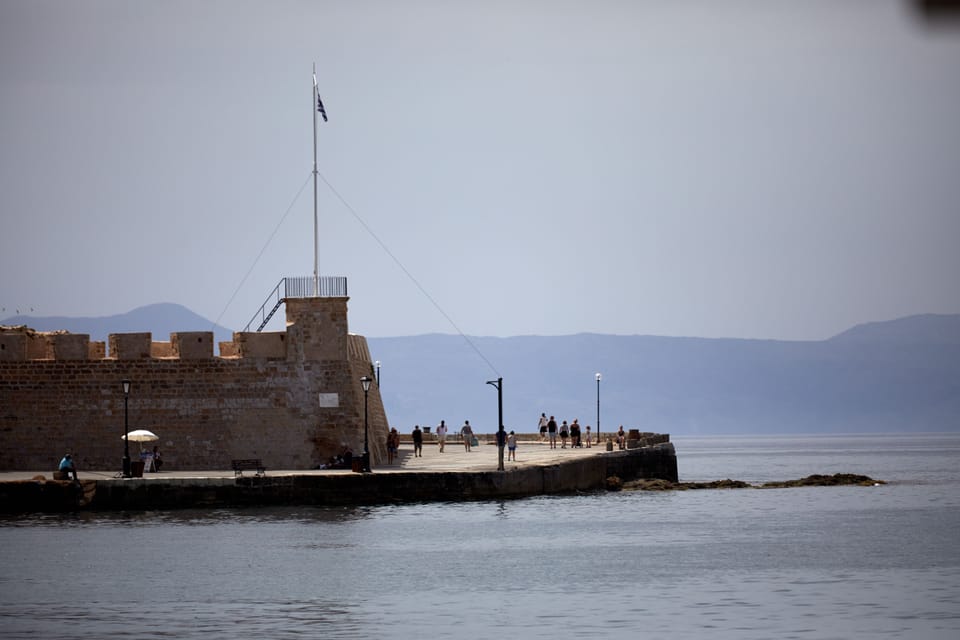 Old Harbour  (1,5Km) from Elvina City House
