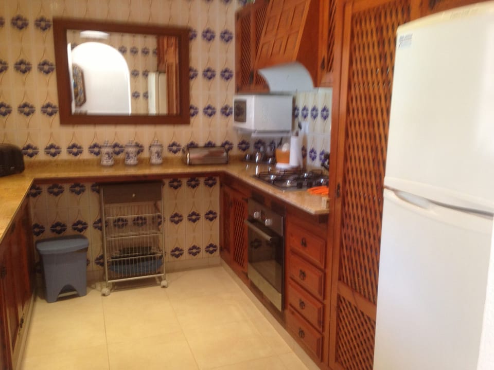 Spacious well equipped kitchen