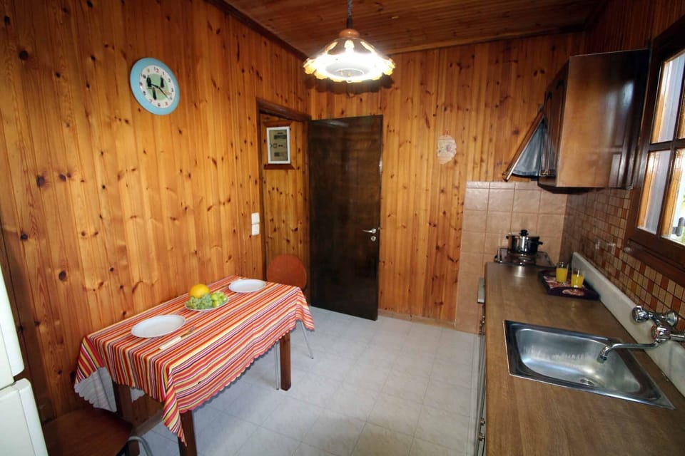 Katomeris Beach House kitchen and dining area