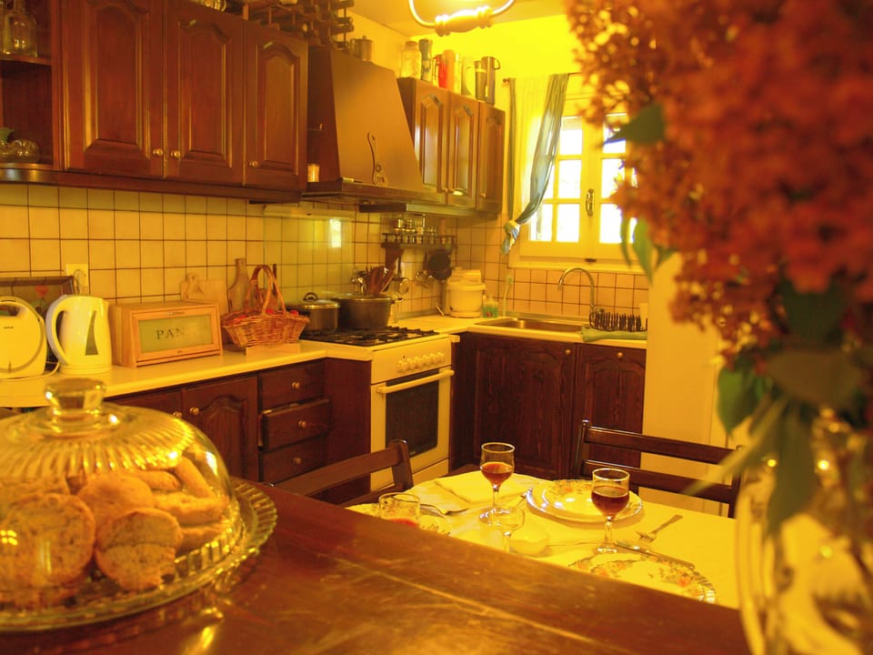 Küche mit allem, was man braucht und Essbereich