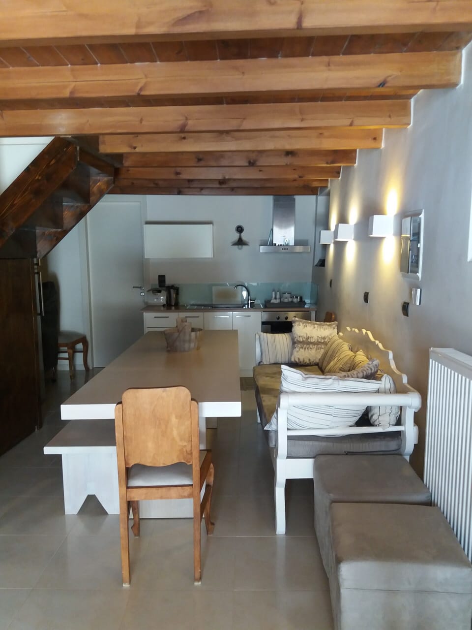 Domus Polymnia - Open plan kitchen and dining area