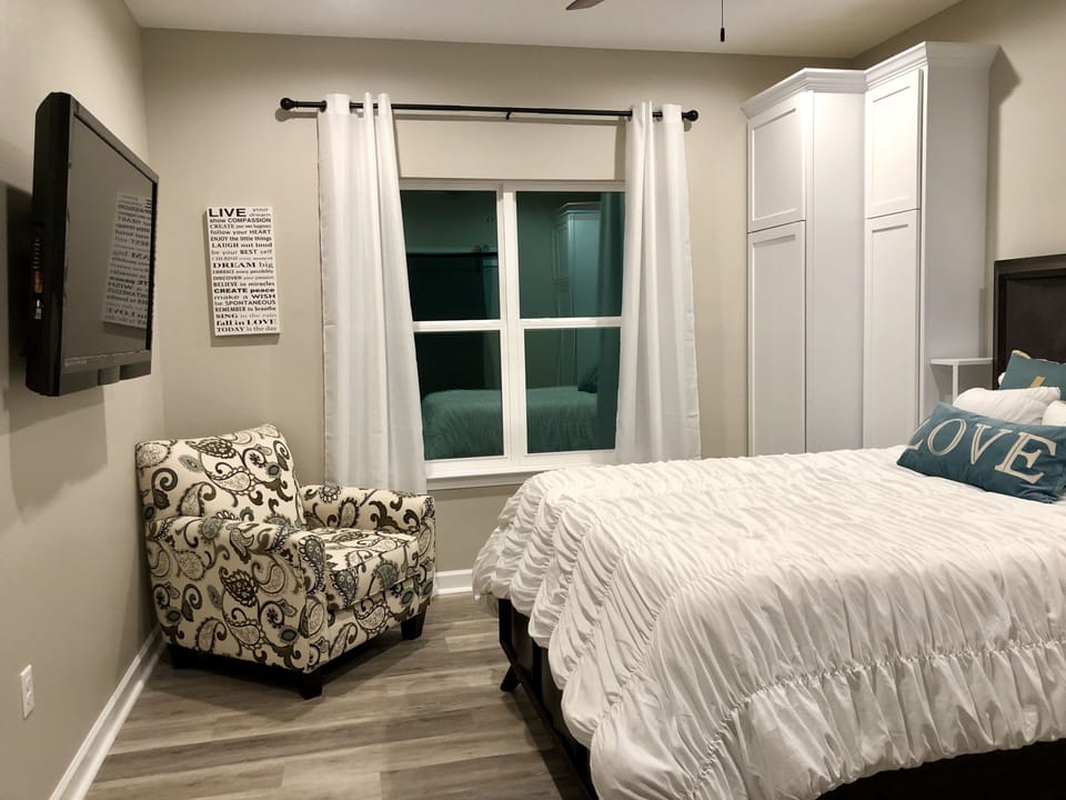 Primary Bedroom with Queen Bed 