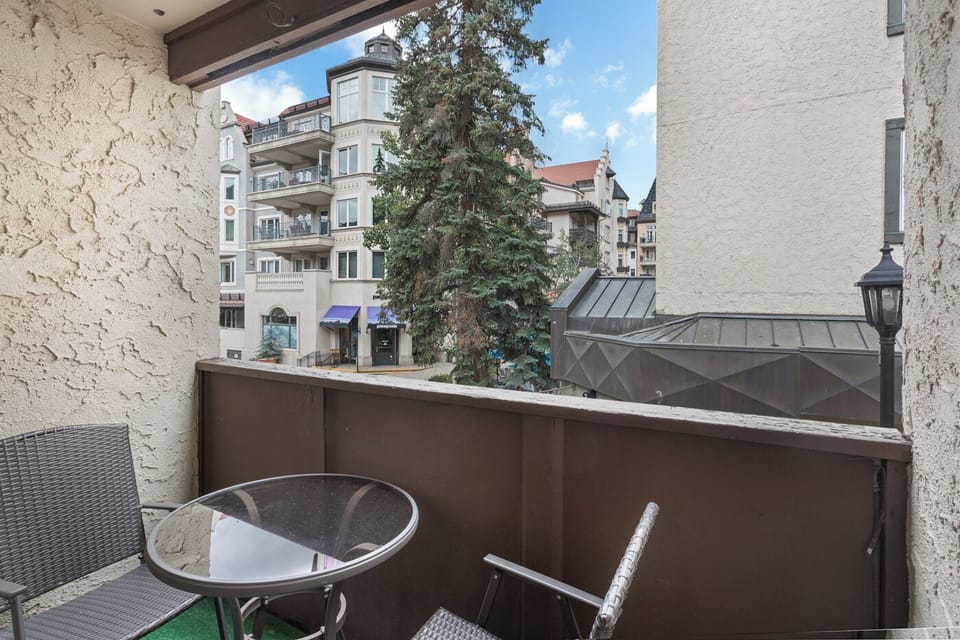 Perfectly located in the middle of Lionshead Village with balcony seating for 2!