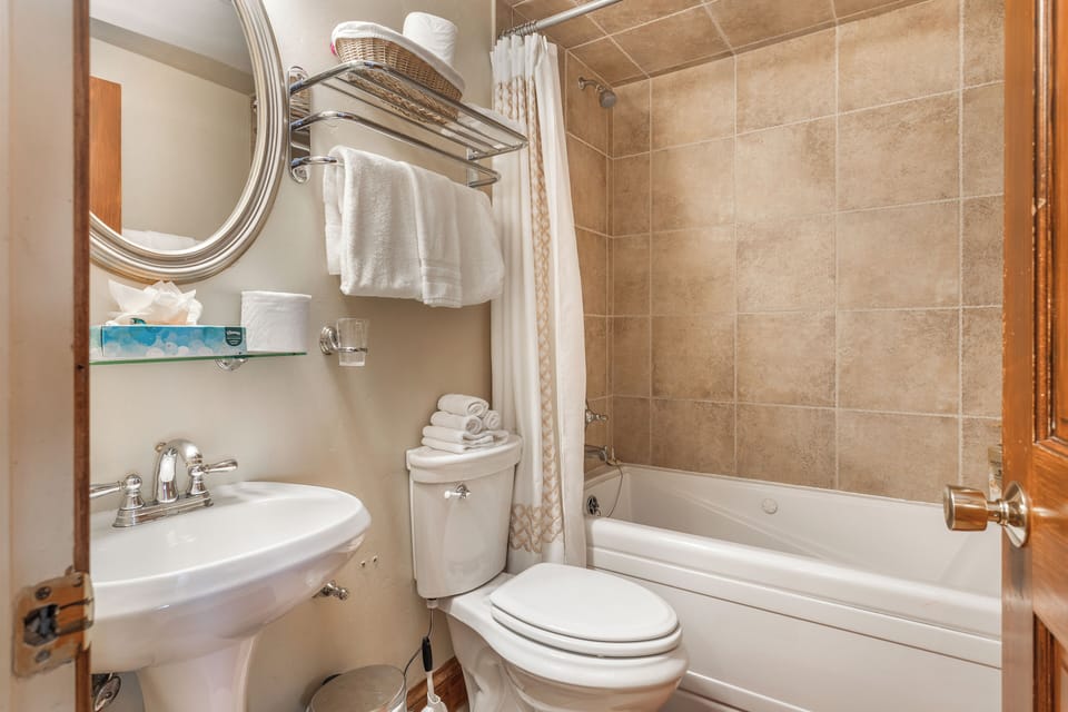 Guest bathroom with tub/shower