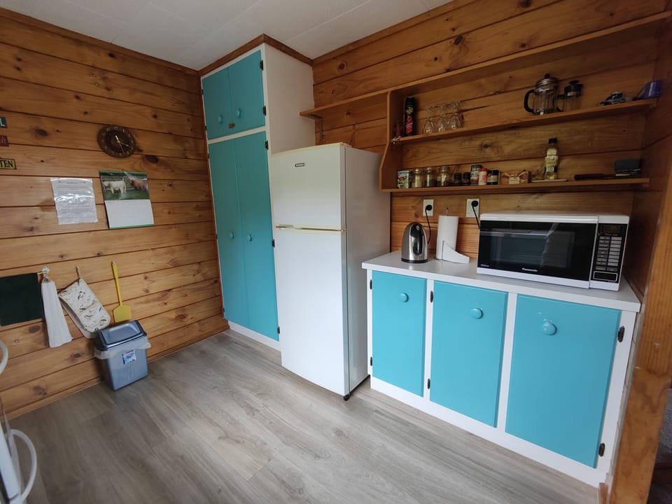 Fully equipped kitchen, with full stove and large fridge with freezer space.