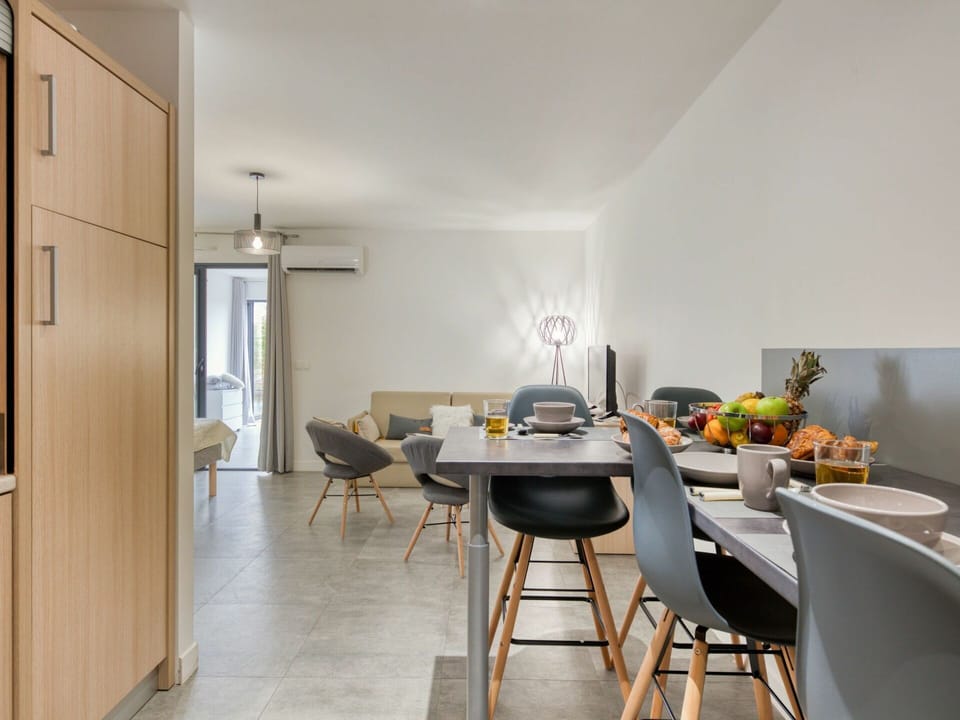 Table, Furniture, Building, Chair, Wood, Lighting, Flooring, Interior Design, Floor, Living Room