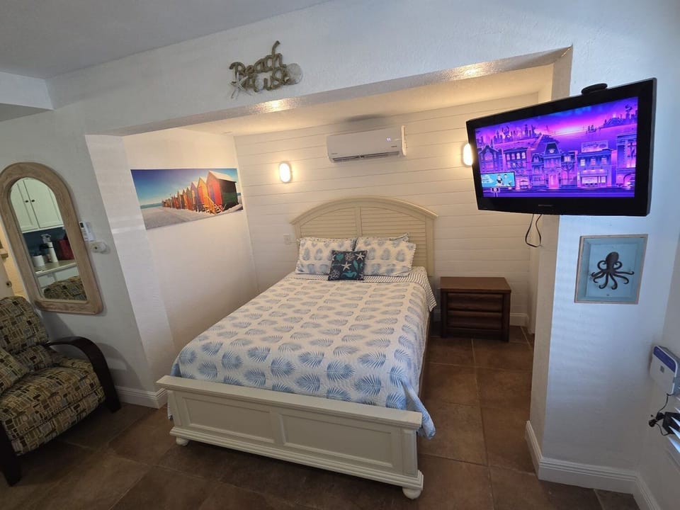 Mini Oasis Studio Queen Bed