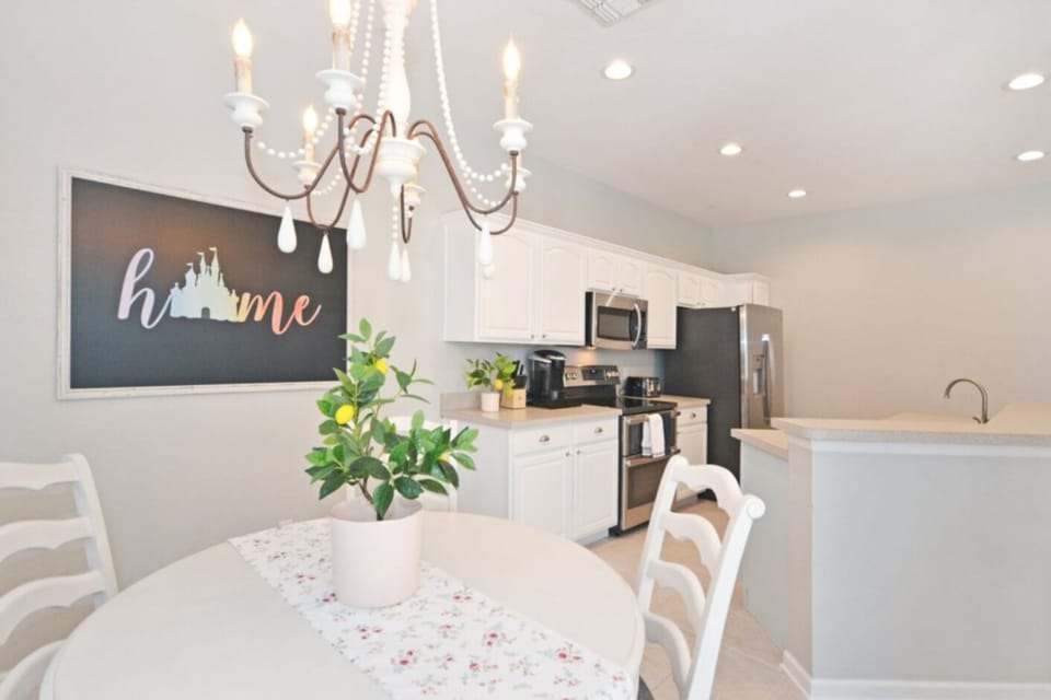 Eat-in-kitchen for four overlooking the pool