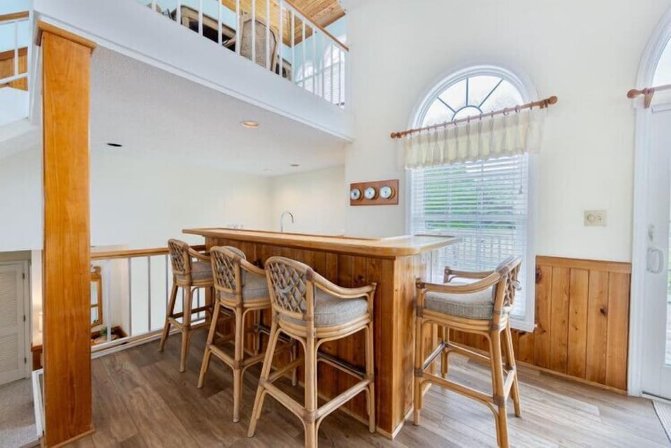 Gather with loved ones at this charming bar with handcrafted wood details and comfortable seating, where your vacation conversations flow as freely as the drinks.