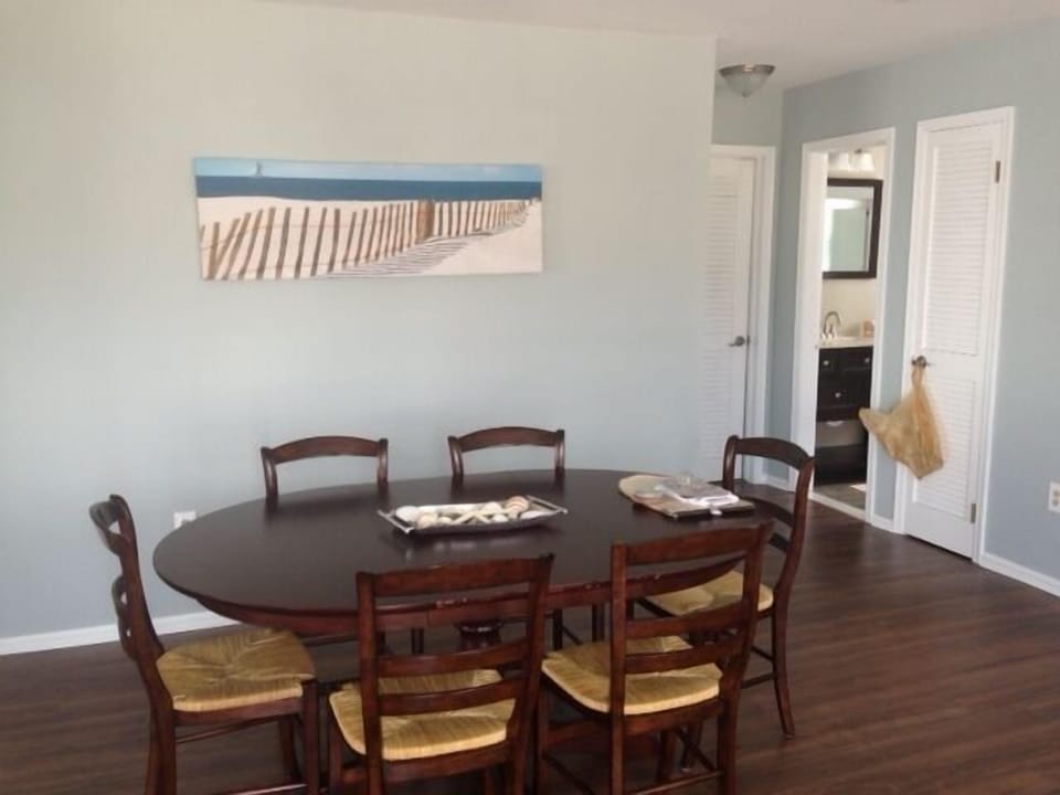 Dining area seats 6!