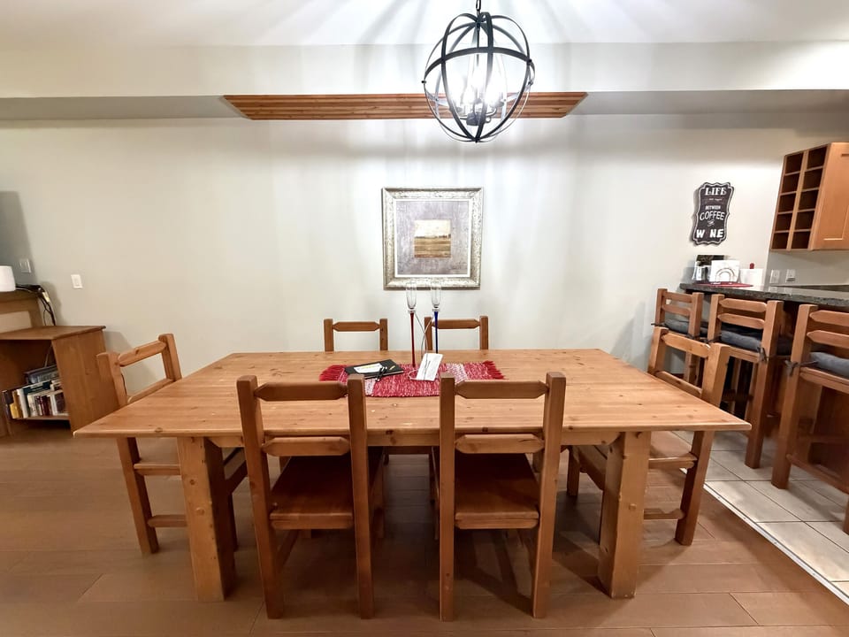 Inviting Dining Area, Perfect for Family Meals & Gatherings