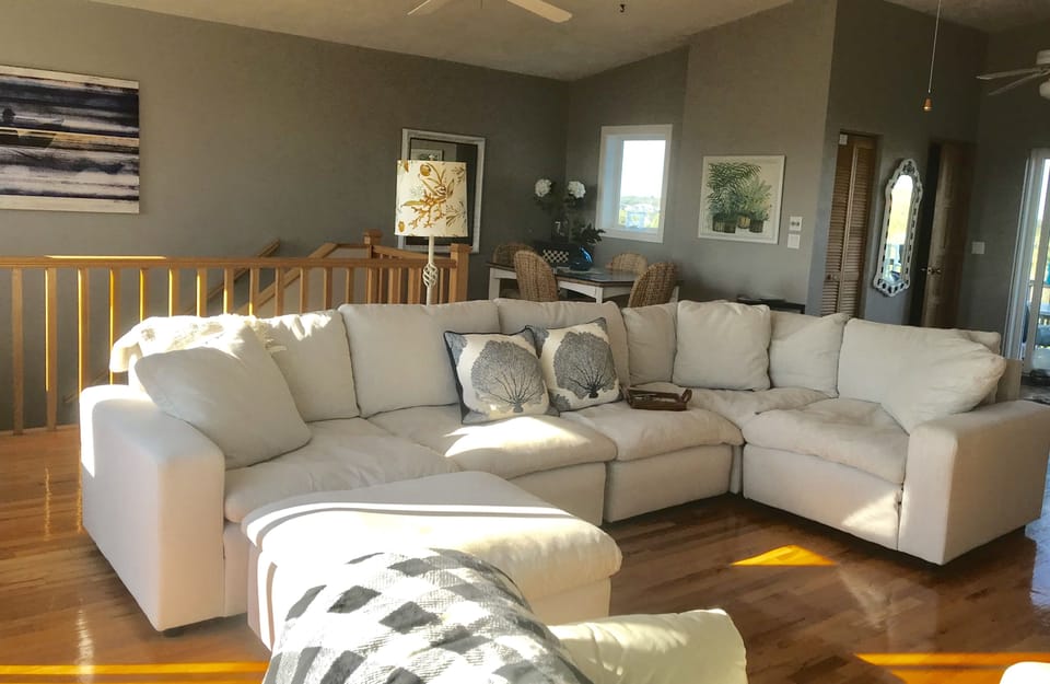 Nice deep couch with down feather cushions - possible to sleeps 2