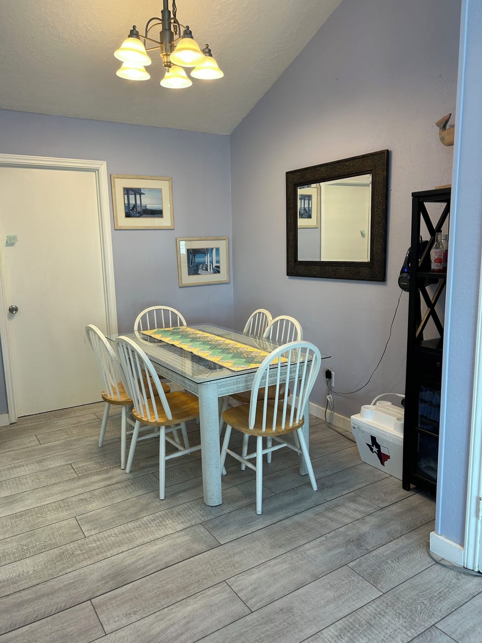 Dining room table with seating for 6. Additional seating for 4 at the bar