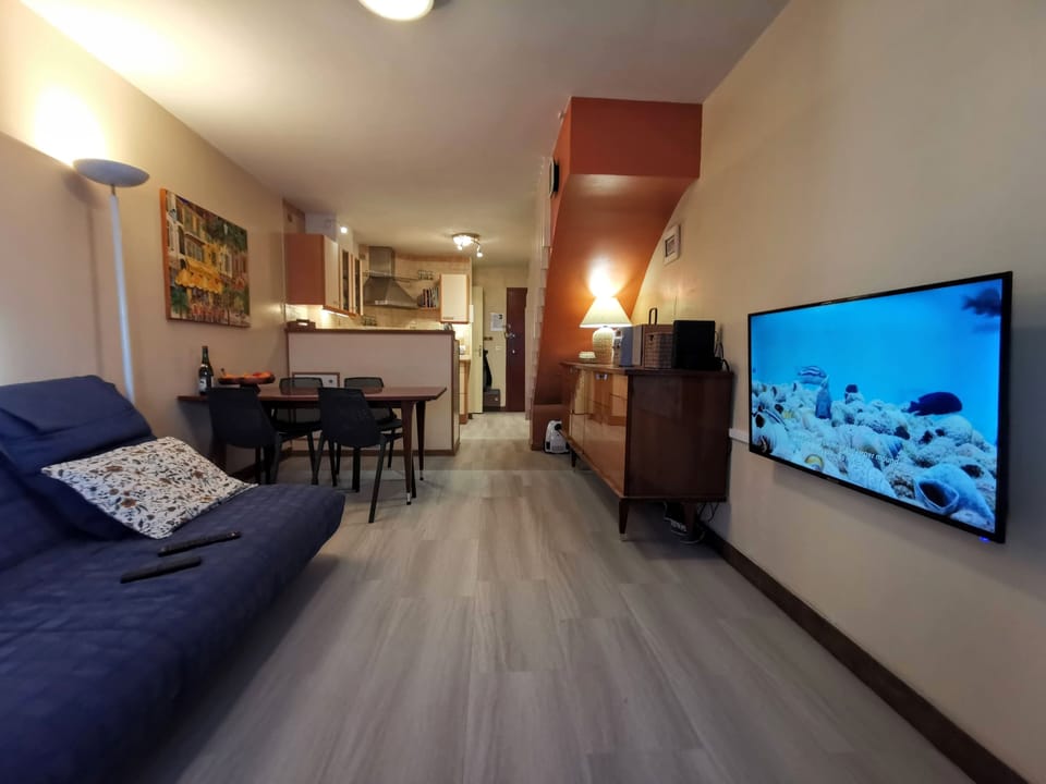 Connected lounge, dining and kitchen space with all mod cons and a 43" TV