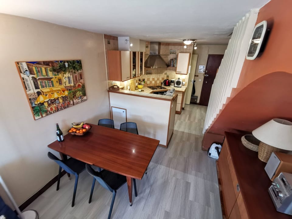 Dining space comfortably seats 5 (one at head of table).