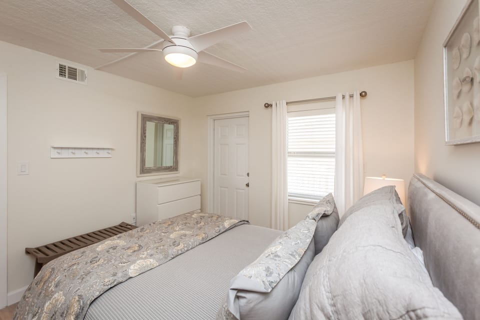 2nd bedroom with queen bed 