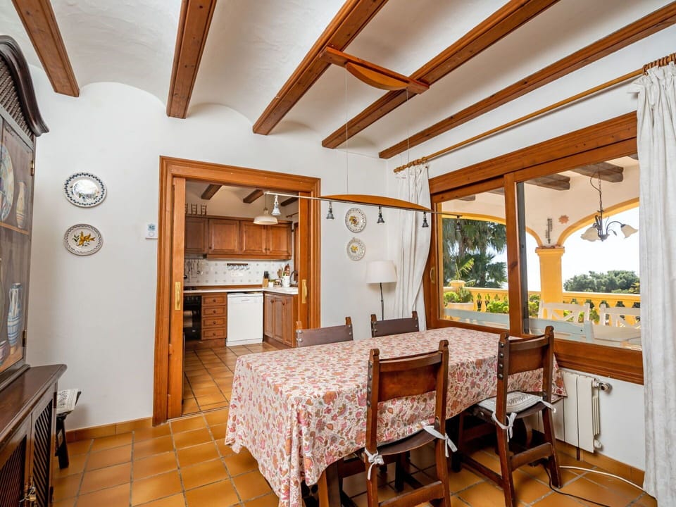Room, Property, Building, Furniture, Ceiling, Beam, House, Real Estate, Interior Design, Floor