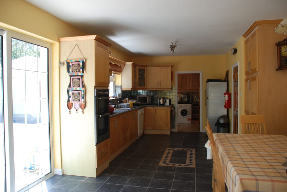 Well equipped kitchen with dining area