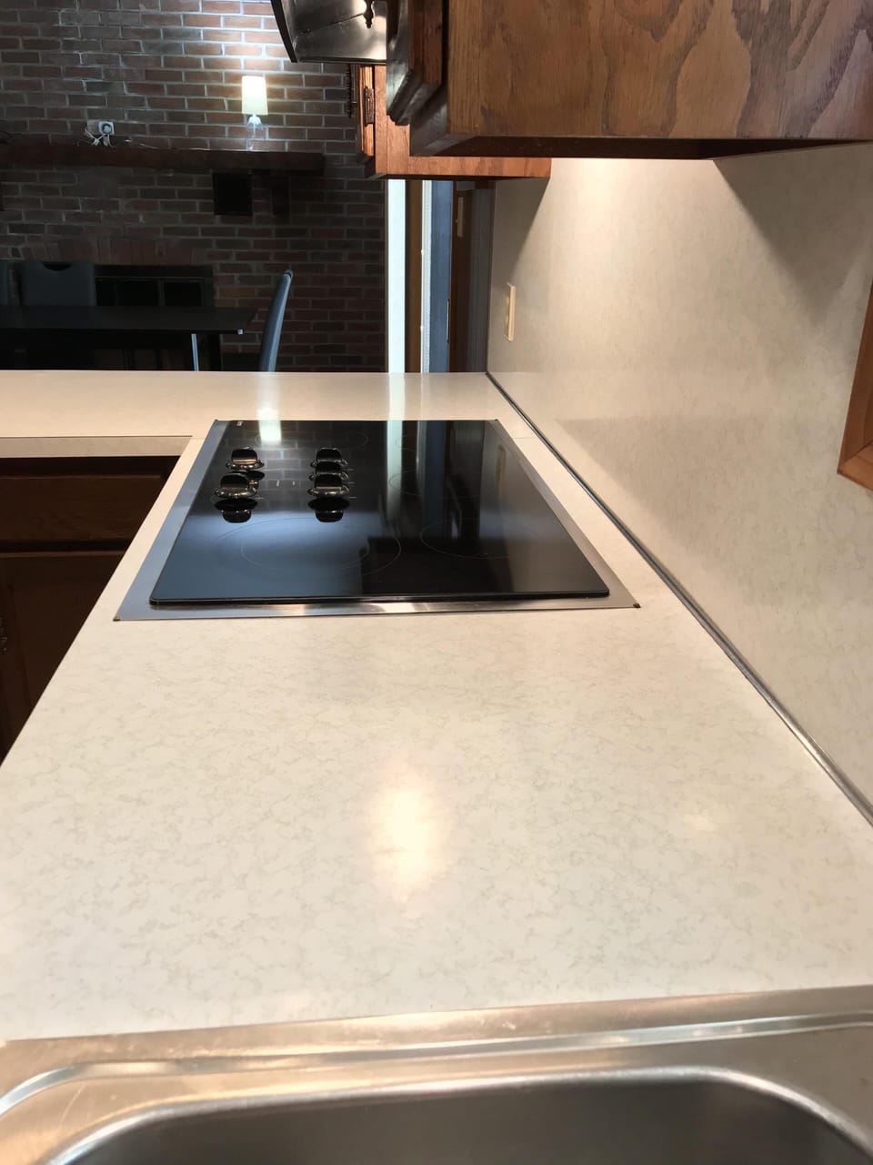 Immaculate kitchen, electric glass cooktop. Please use exhaust fan. 