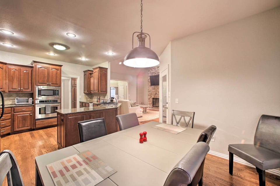 Kitchen | Granite Countertops | Dining Area