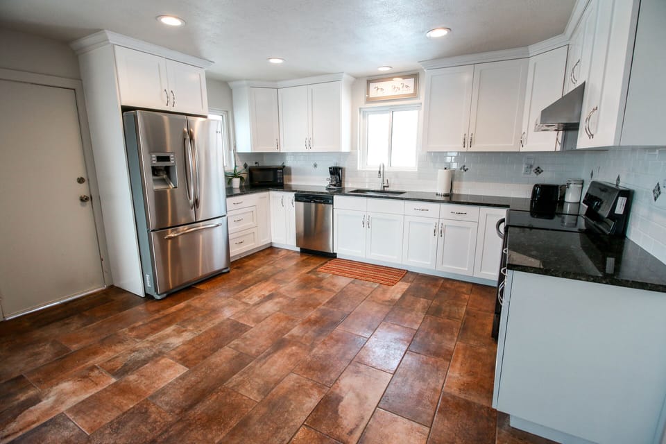 Fully stocked Kitchen Great for Family Gatherings. Easily accomidates 6 Cooks!