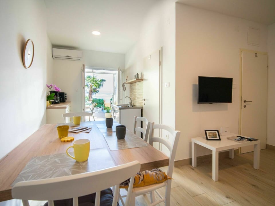 Table, Furniture, Property, Plant, Chair, Wood, Houseplant, Interior Design, Flowerpot