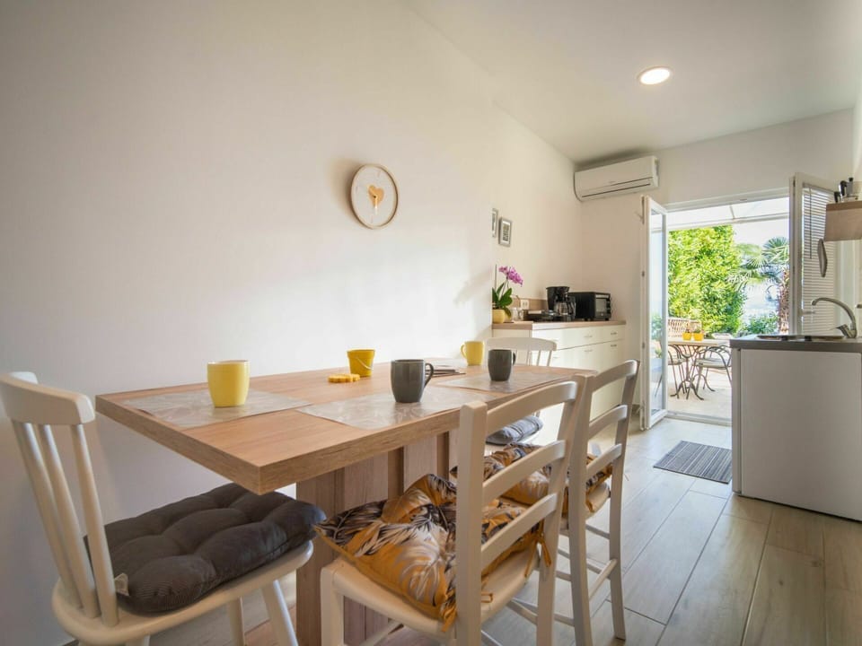 Table, Furniture, Property, Chair, Houseplant, Interior Design, Cabinetry, Wood, Building
