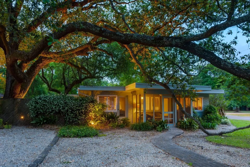 Front yard of Oakshade Main Suite