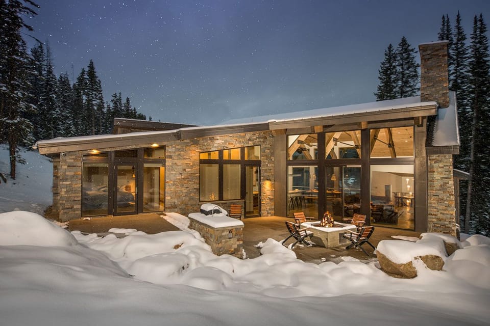 Single level heated back living / patio 