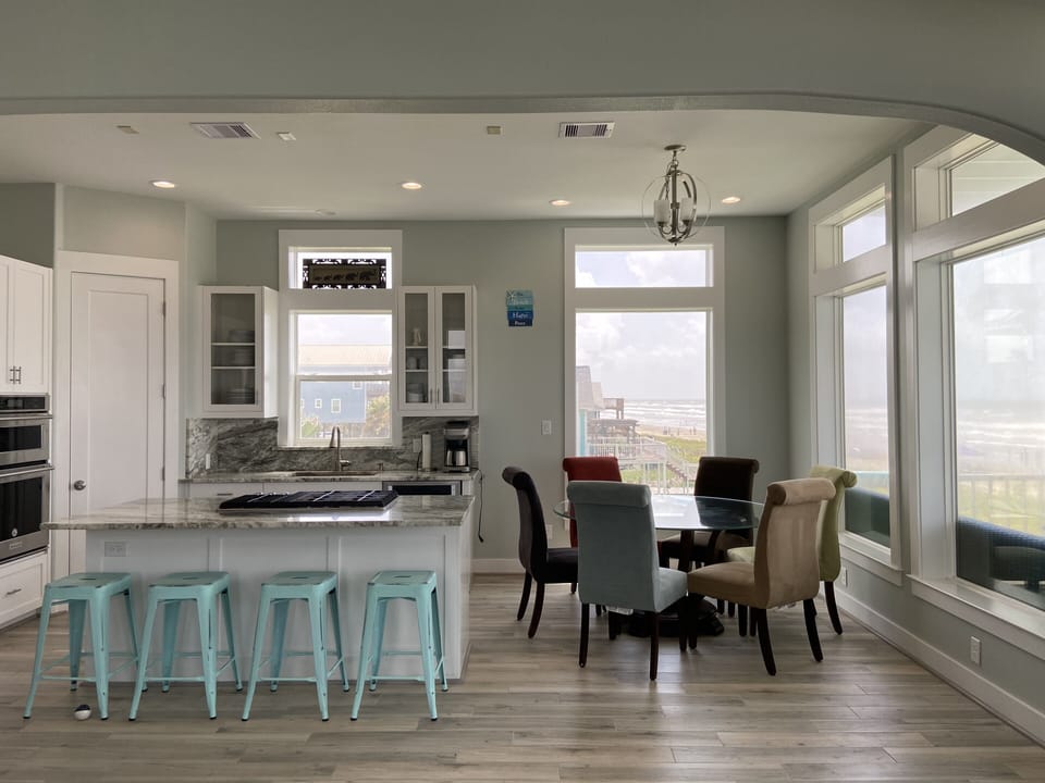 Complete view of the kitchen and breakfast areas
