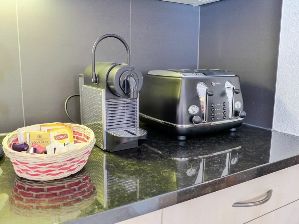 Tableware, Product, Countertop, Kitchen Appliance, Kitchen, Interior Design, Tap, Home Appliance, Cabinetry