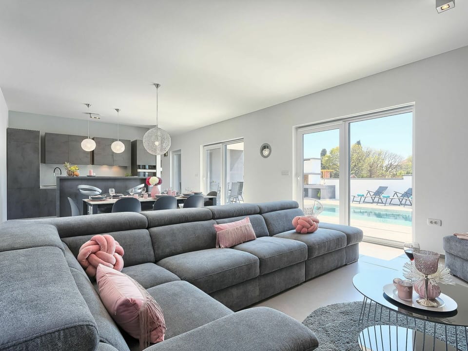 Couch, Property, Table, Furniture, Picture Frame, Studio Couch, Living Room, Building, Interior Design, Comfort