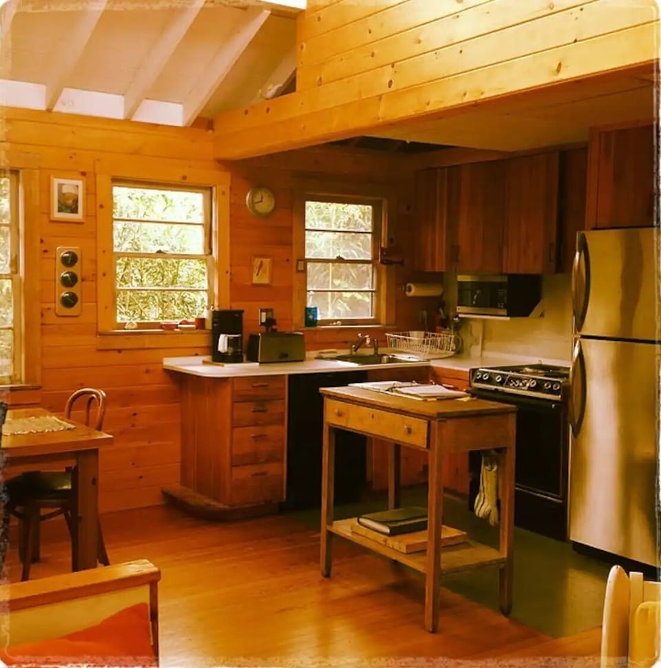 Fully Equipped Kitchen with Modern Appliances