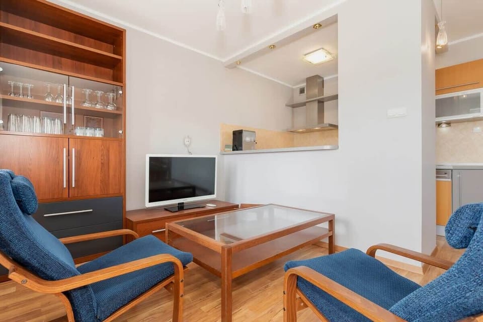 A cozy living room with armchairs and a TV, ideal for relaxation and entertainment.