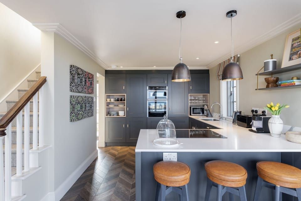 Kitchen with breakfast bar - pet friendly - Beam Ends