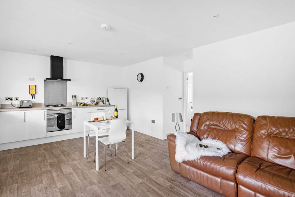 Kitchen with oven, hob, toaster and dining area - The clover Lodge
