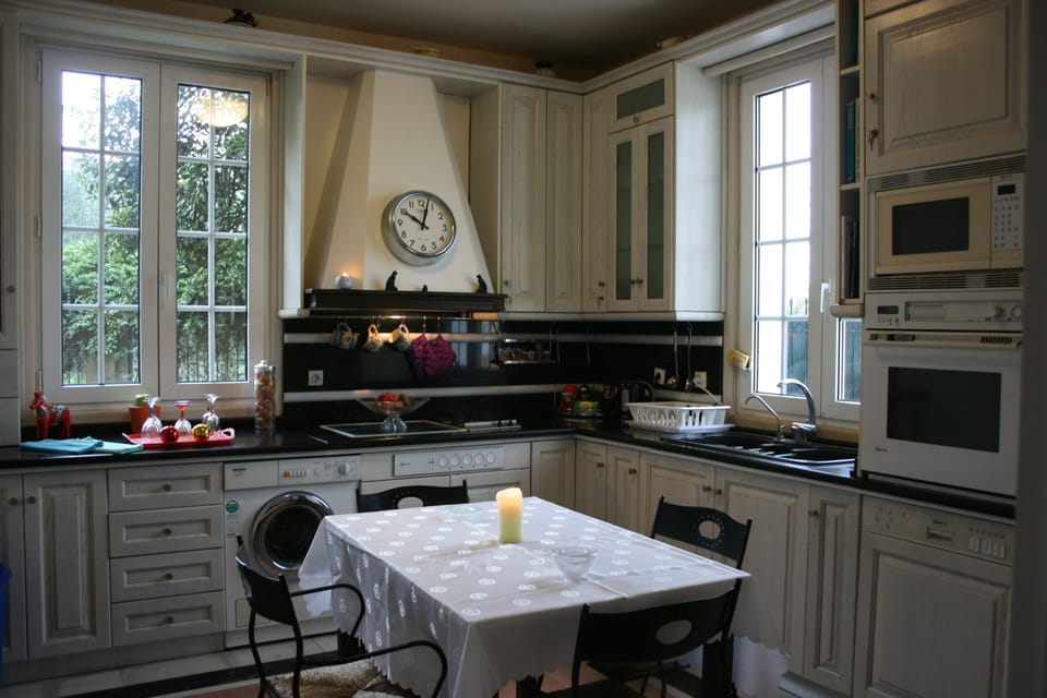 The fully equipped kitchen
