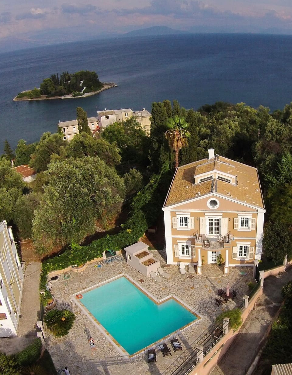 The villa is close to Pontikonissi