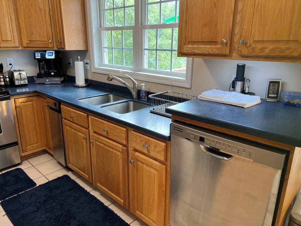 Interior - Main Level - Kitchen (Dishwasher, Stainless Sink with Sprayer Faucet)