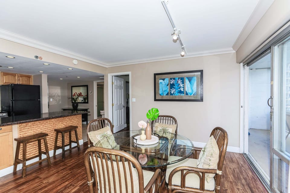 Dining table for 4 and kitchen bar seating for 2