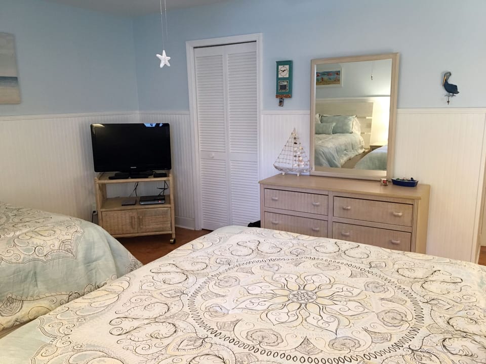 Refreshed spacious 2nd bedroom with 2 new queen size beds